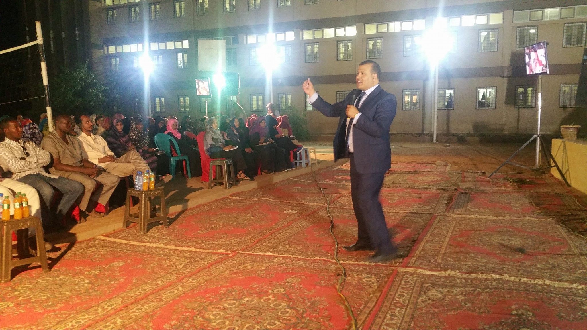 شايف في الخارج